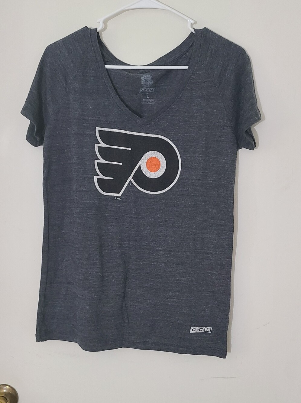Philadelphia Flyers Wayne Simmonds CCM Dark Navy Women's V-Neck T-Shirt Large